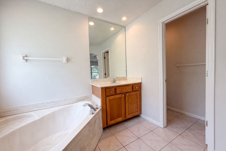 Photo 18 of 23 of 8436 Staplehurst Dr W, Jacksonville, FL