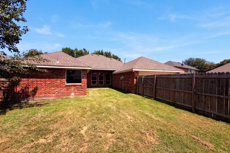 Photo 5 of 16 of 6401 Marquett Dr, Rowlett, TX