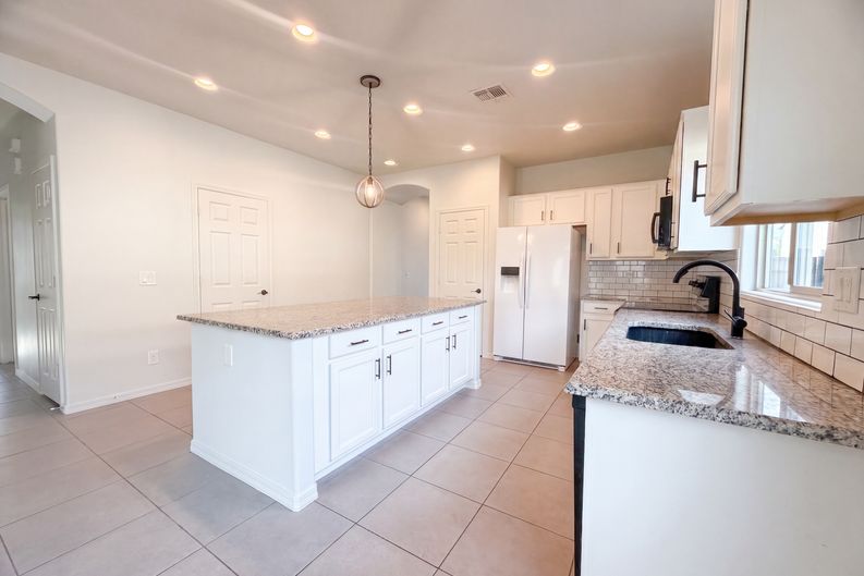 Photo 6 of 18 of 810 W Whistling Thorn Ave, San Tan Valley, AZ