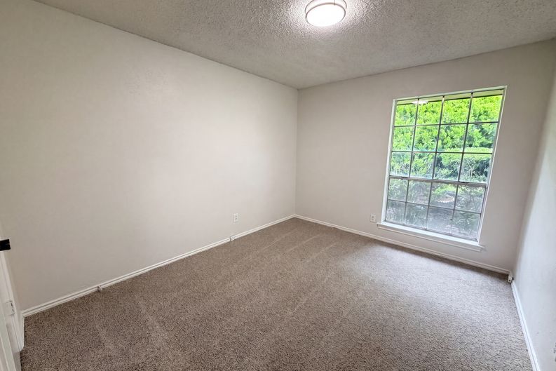 Photo 16 of 20 of 722 S Forest Ln, Duncanville, TX