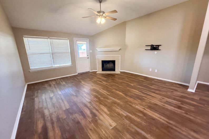 Photo 3 of 28 of 809 Canyon Cove Dr, Burleson, TX