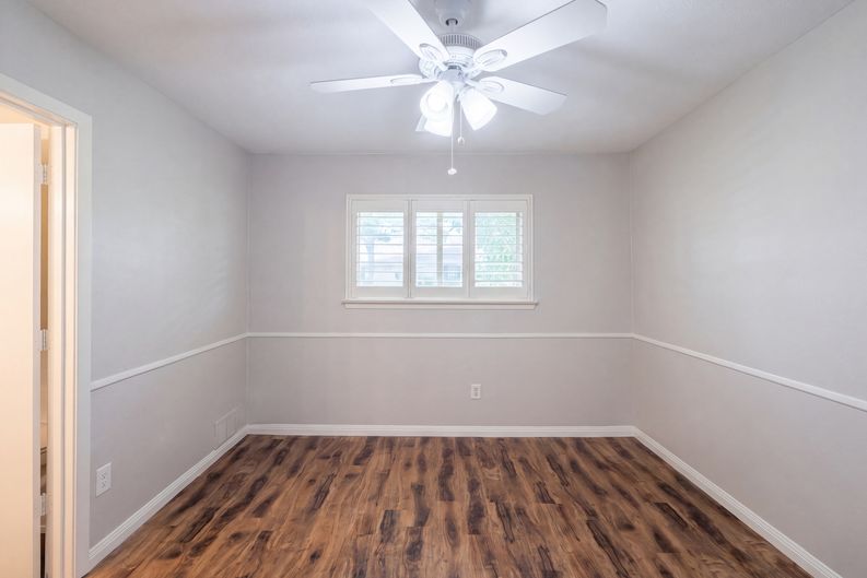Photo 11 of 22 of 1618 Woodcrest Ln, Carrollton, TX