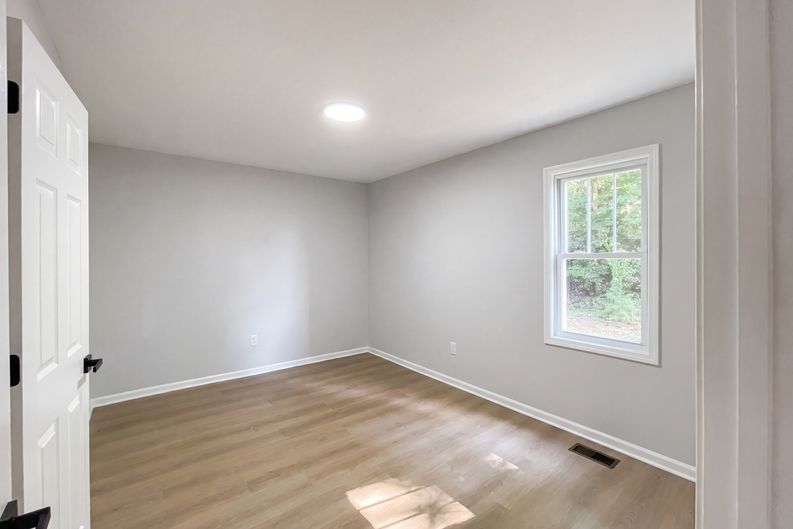 Photo 11 of 21 of 915 Kenham Pl, Lenoir, NC