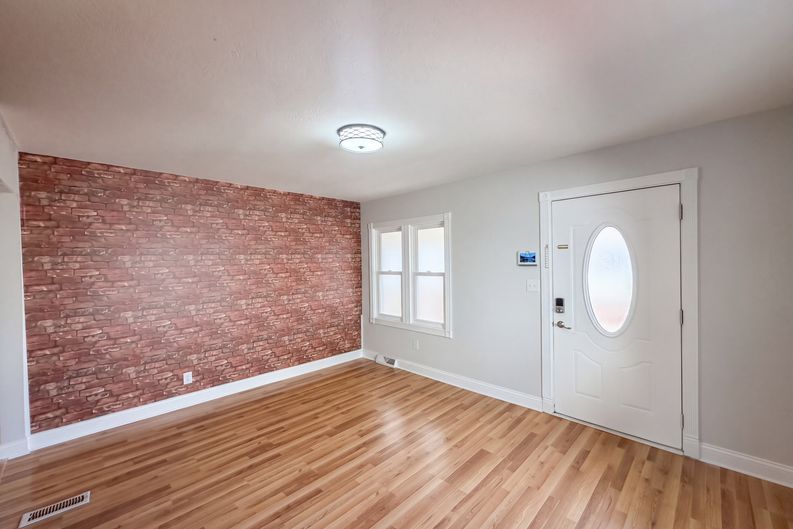 Photo 11 of 40 of 2790 Azelda St, Columbus, OH