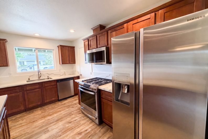Photo 7 of 27 of 6809 Weddigen Way, North Highlands, CA