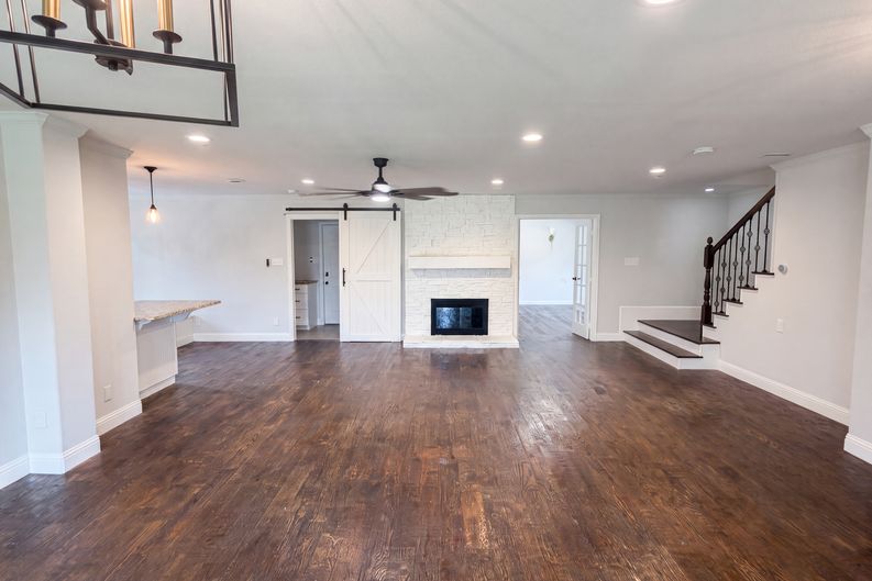 Photo 3 of 22 of 3308 Brookhaven Club Dr, Dallas, TX