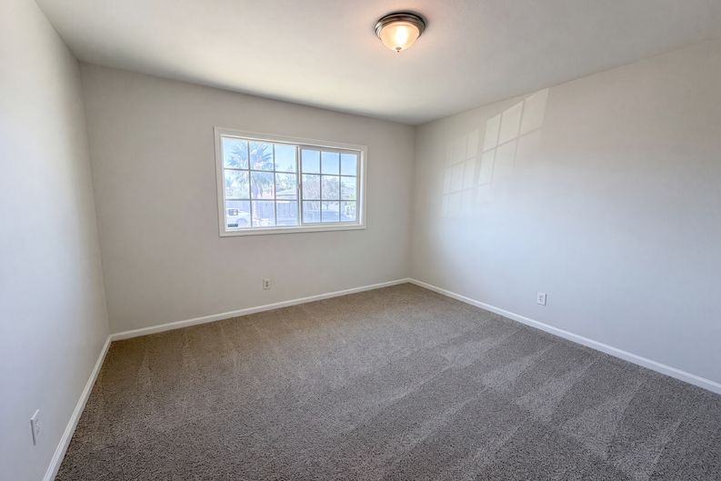 Photo 4 of 17 of 322 E Mariposa Dr, Rialto, CA