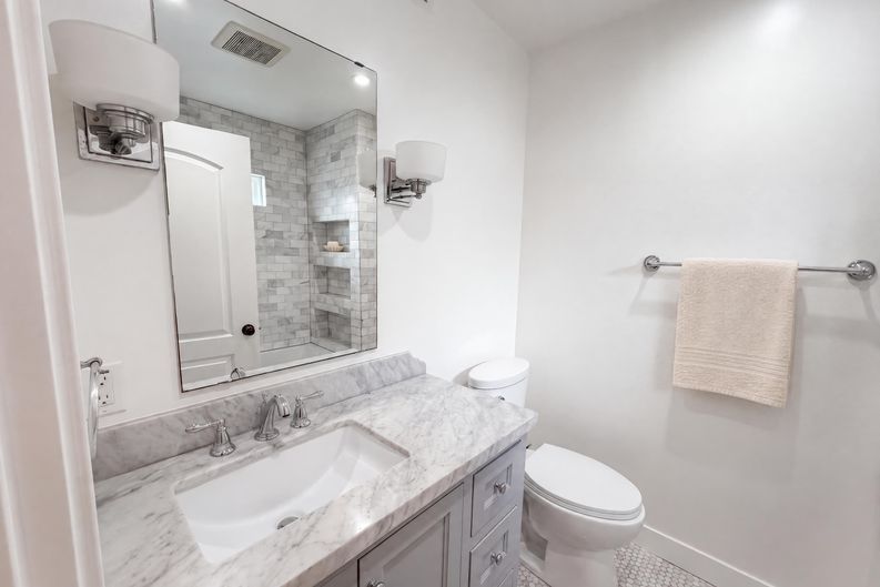 Photo 18 of 29 of 1110 Queen Anne Pl, Los Angeles, CA