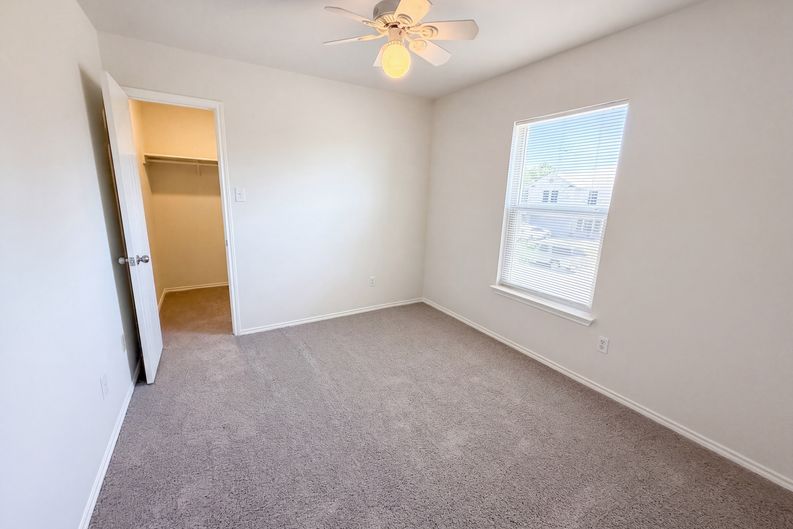 Photo 12 of 21 of 305 Edgewood Cv, Leander, TX