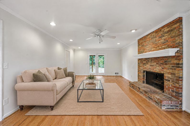 Photo 3 of 32 of 2690 Shadow Pine Dr, Roswell, GA