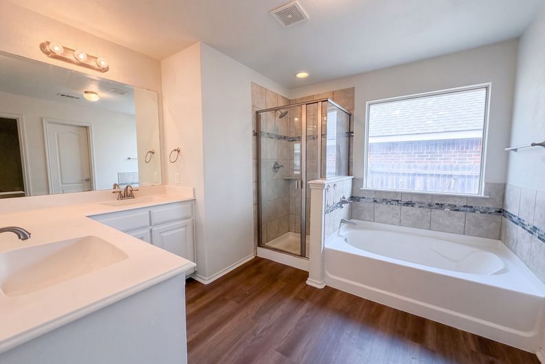 Photo 13 of 18 of 11813 Bellegrove Rd, Burleson, TX