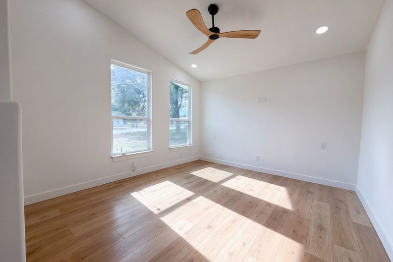 Photo 7 of 14 of 606 E Langley Blvd, Universal City, TX