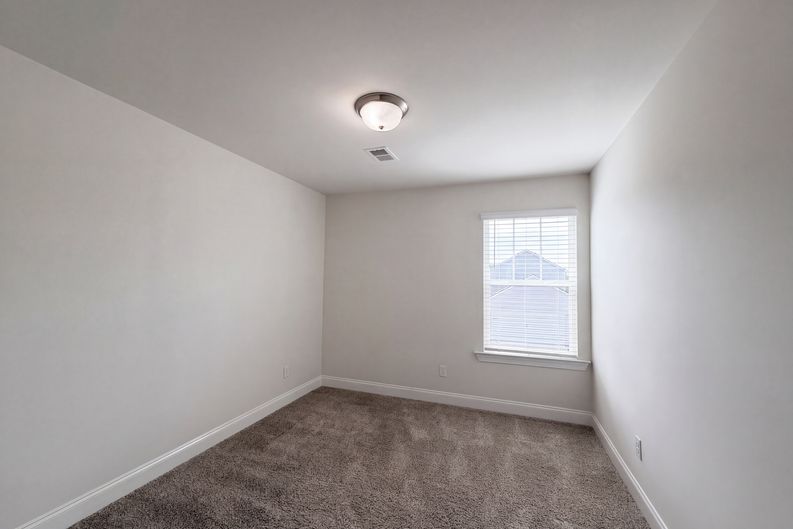 Photo 11 of 21 of 952 Oak Ridge Ln, Columbia, TN