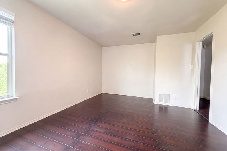 Photo 9 of 19 of 10602 Springwood Sq, Universal City, TX