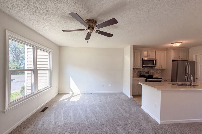 Photo 9 of 22 of 889 Salem Pointe Ln, Winston Salem, NC