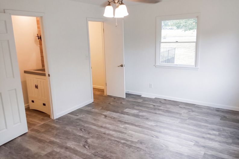 Photo 4 of 20 of 624 Oak Grove Ave, Monett, MO