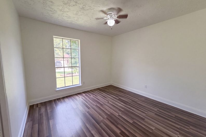 Photo 9 of 17 of 4011 Hunnington Dr, Conroe, TX