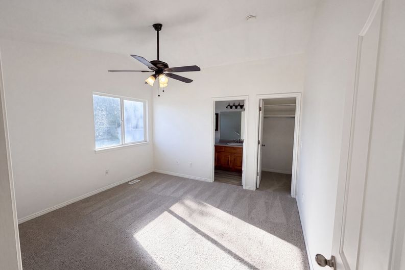 Photo 4 of 18 of 14273 S Heartstone Cir, Herriman, UT
