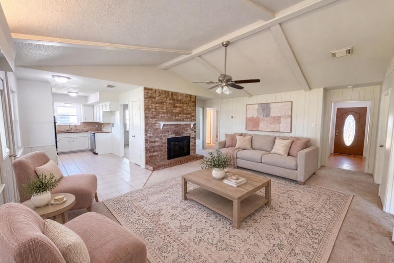 Photo 9 of 19 of 609 Heather Ln, Friendswood, TX