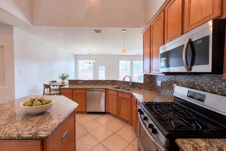 Photo 10 of 41 of 11810 White Water Bay Dr, Pearland, TX