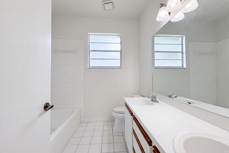 Photo 17 of 28 of 12919 Prestwick Dr, Riverview, FL