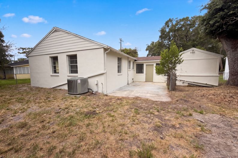 Photo 5 of 17 of 8951 Adams Ave, Jacksonville, FL
