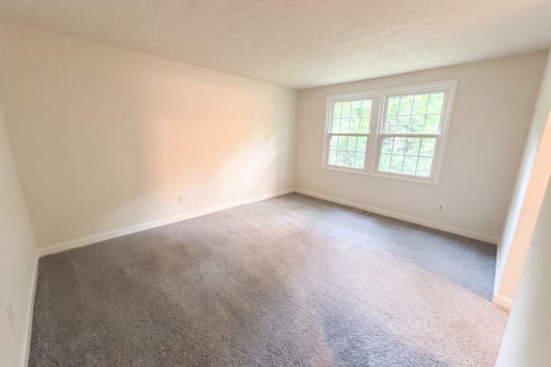 Photo 11 of 24 of 1346 Fairfield Dr SW, Lilburn, GA