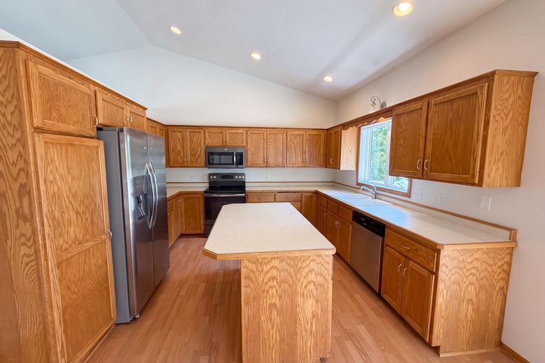 Photo 6 of 34 of 8763 Autumn Oaks Dr, Rockford, MN