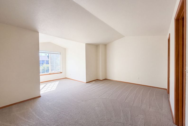 Photo 12 of 26 of 17475 SW Eirwen St, Beaverton, OR