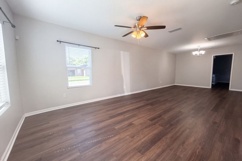 Photo 7 of 16 of 1425 E Cherry St, Sherman, TX