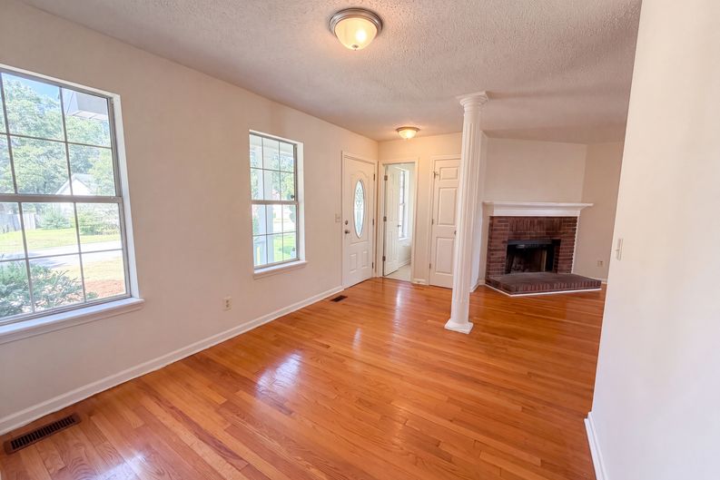 Photo 7 of 29 of 303 Bradford Ln, Columbia, SC