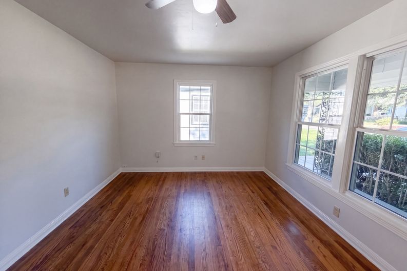Photo 8 of 17 of 3802 Poinsettia Dr, Dallas, TX