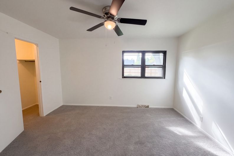 Photo 4 of 24 of 1036 Eastlawn Dr, Whiteland, IN