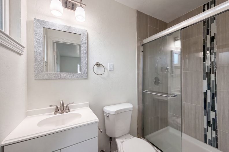 Photo 16 of 22 of 7550 Tamoshanter Way, Sacramento, CA