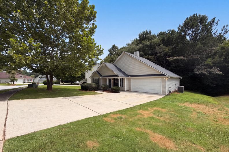 Photo 16 of 18 of 10543 Crabtree Dr, Jonesboro, GA
