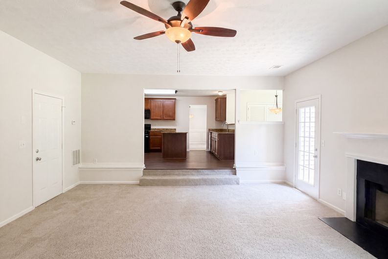 Photo 3 of 33 of 1672 Bennett Dr, McDonough, GA