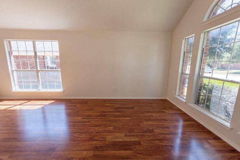 Photo 9 of 21 of 8526 Vista Grande Dr, Dallas, TX