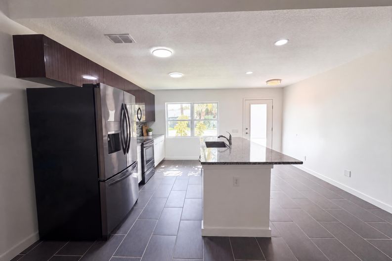 Photo 8 of 22 of 2840 S Shade Ave, Sarasota, FL