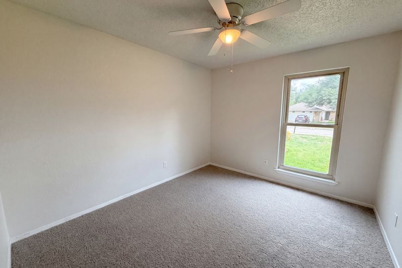 Photo 8 of 16 of 208 Dakota Dr, Hewitt, TX