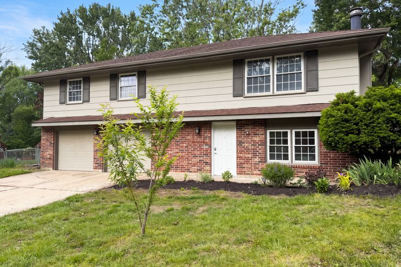 Photo 18 of 20 of 1913 NE Grant Cir, Blue Springs, MO