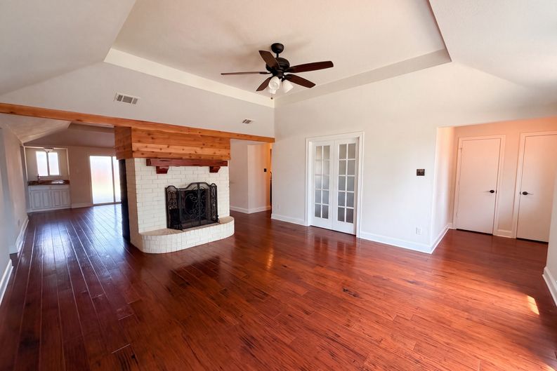 Photo 7 of 19 of 512 W Jefferson St, Wylie, TX