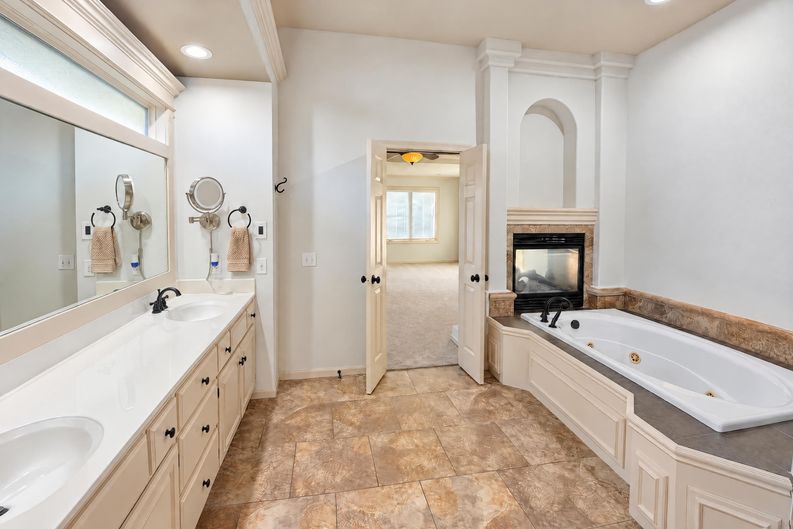 Photo 12 of 34 of 4509 NE Ridgeline Cir, Lees Summit, MO