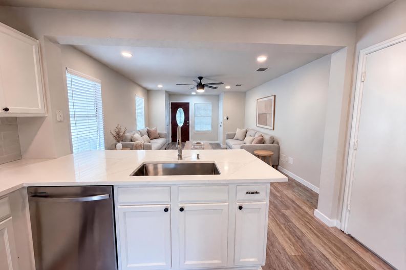 Photo 6 of 16 of 1076 Shadow Creek Blvd, Buda, TX