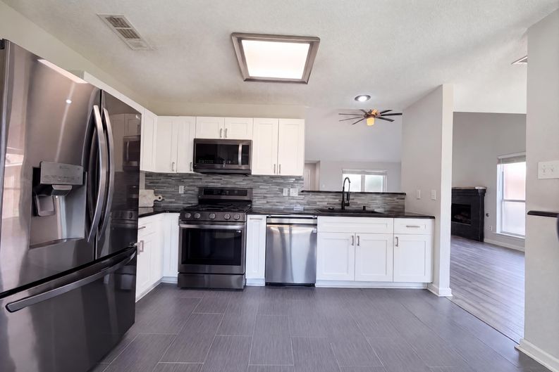 Photo 6 of 19 of 2831 Red Oak Dr, Grand Prairie, TX
