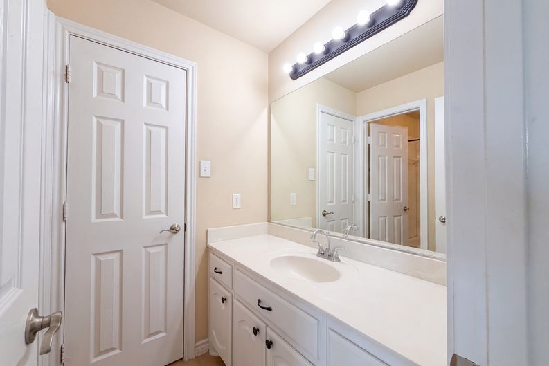 Photo 20 of 29 of 409 Lone Oak Ct, Kennedale, TX