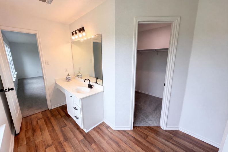 Photo 15 of 20 of 5406 S Hearsey Dr, Austin, TX