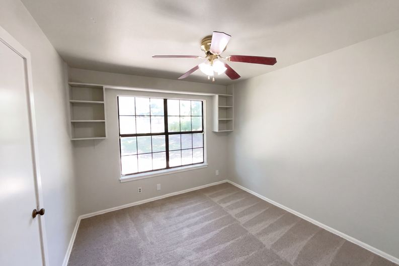 Photo 4 of 22 of 222 Colebrook Dr, San Antonio, TX