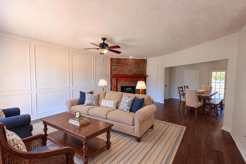 Photo 6 of 21 of 2405 Waterloo Ln, Mesquite, TX