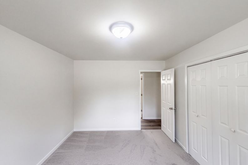 Photo 16 of 26 of 1502 W Meadowview Rd, Greensboro, NC