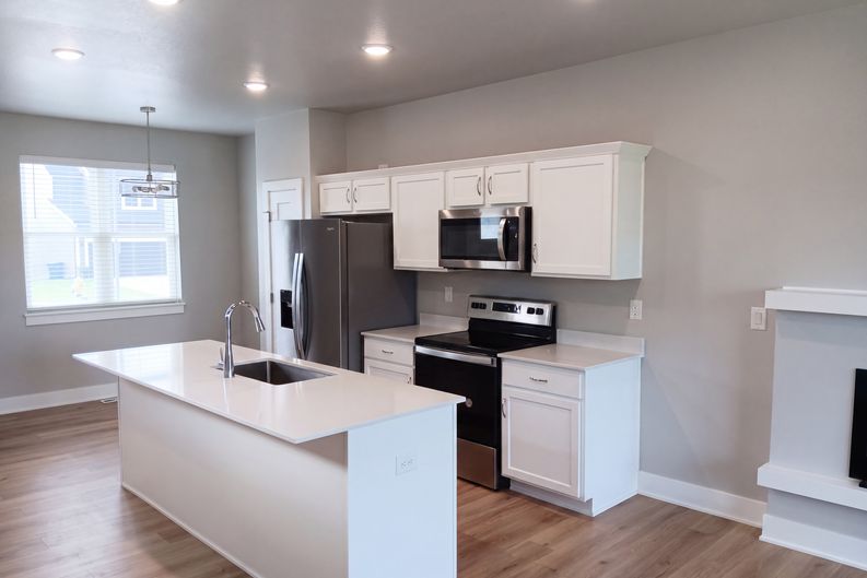 Photo 6 of 24 of 15215 Deerview Dr, Urbandale, IA